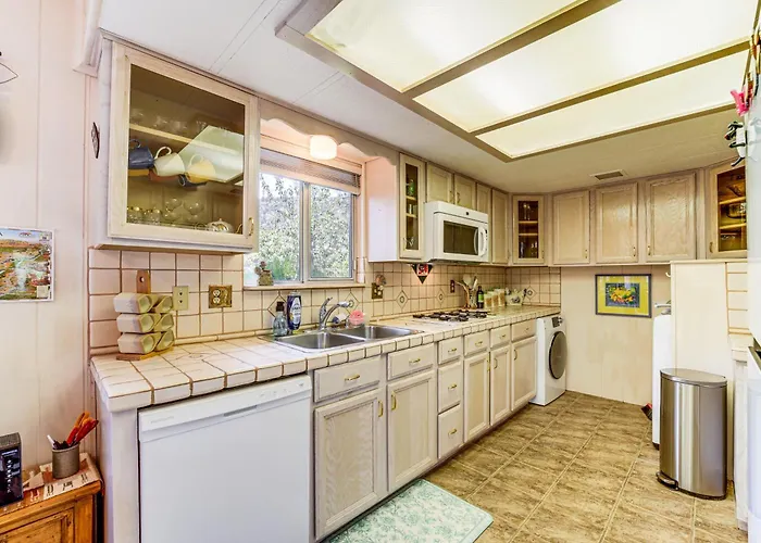 Walkable Location! Extended Escape In